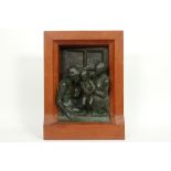 bronze sculpture in high relief with the depiction of a family ||Bronzen sculptuur in hoog-reliëf