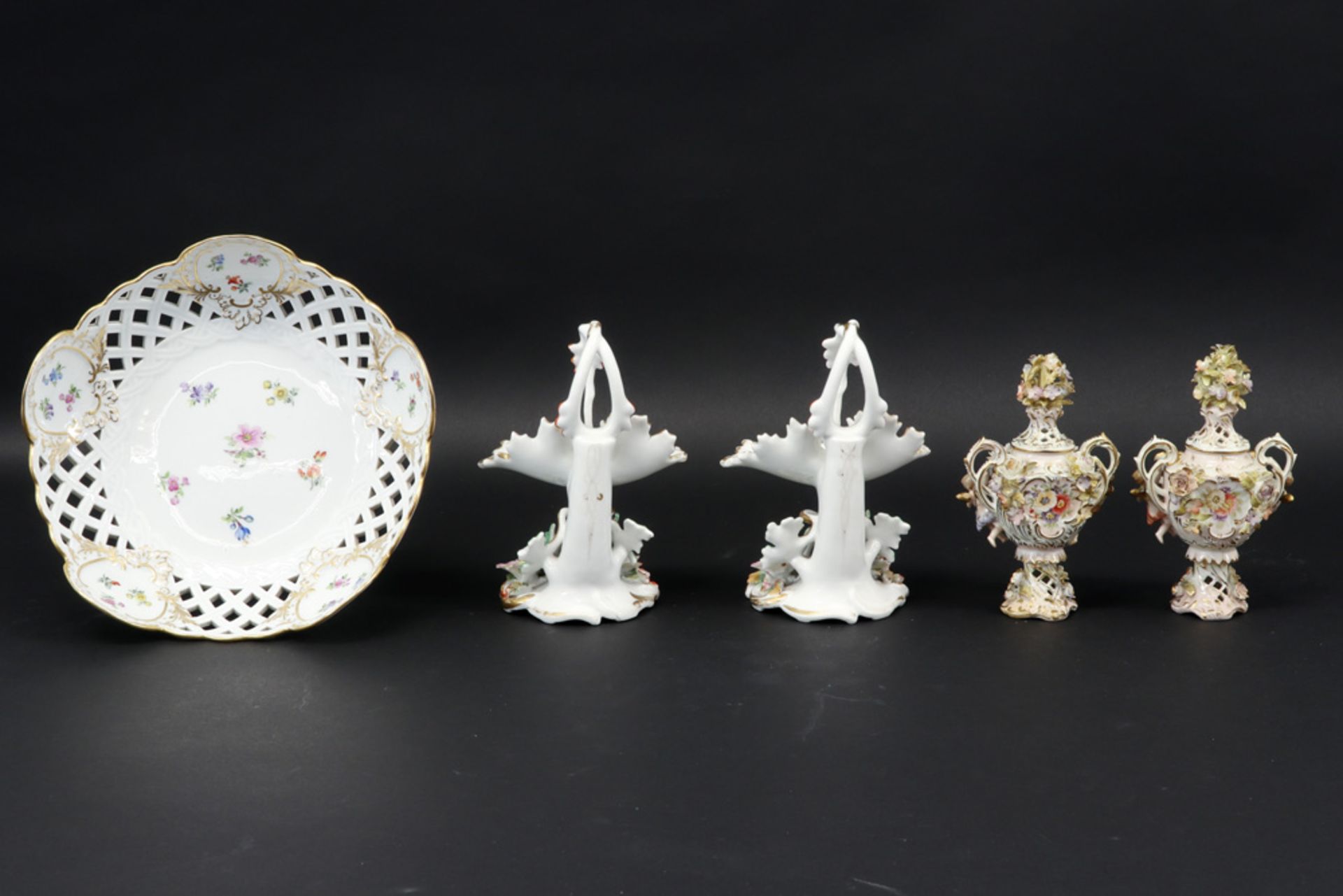 lot with old and antique porcelain amongst which a pair of 19th Cent. salt cellars, a Meissen marked - Bild 2 aus 4