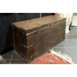 'antique' Central Tibetan monastery chest in painted, partially lacquered wood ||'Antieke'