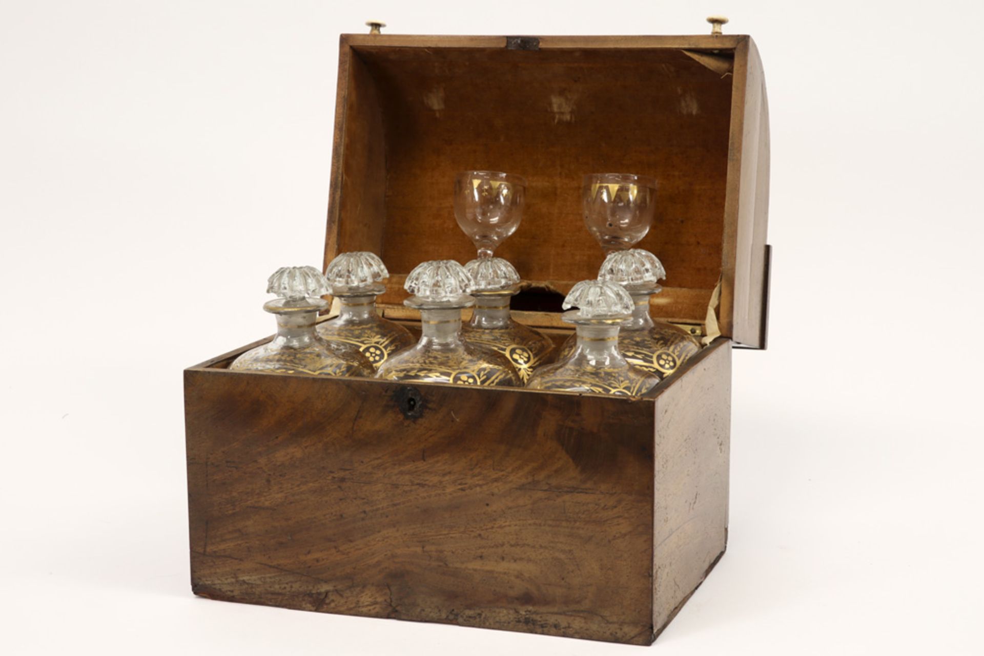 antique (travel) licquor cellar in mahogany with original content (6 decanters and two glasses) ||