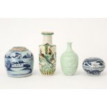4 pieces of Chinese porcelain of which two are from the 19th century ||Lot (4) Chinees porselein met