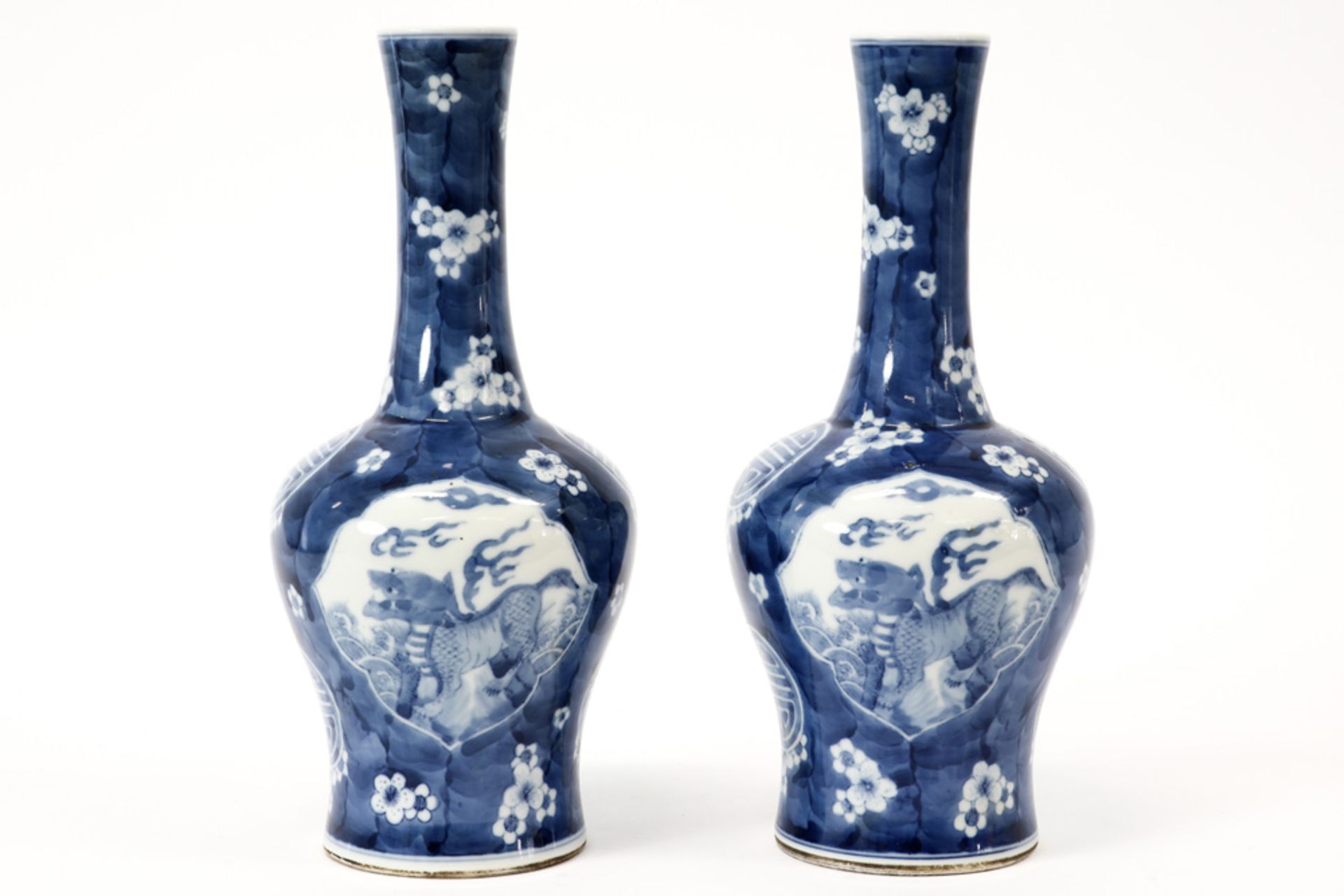 pair of Chinese vases in porcelain with a blue-white decor with temple dogs ||Paar kleine Chinese - Image 2 of 6