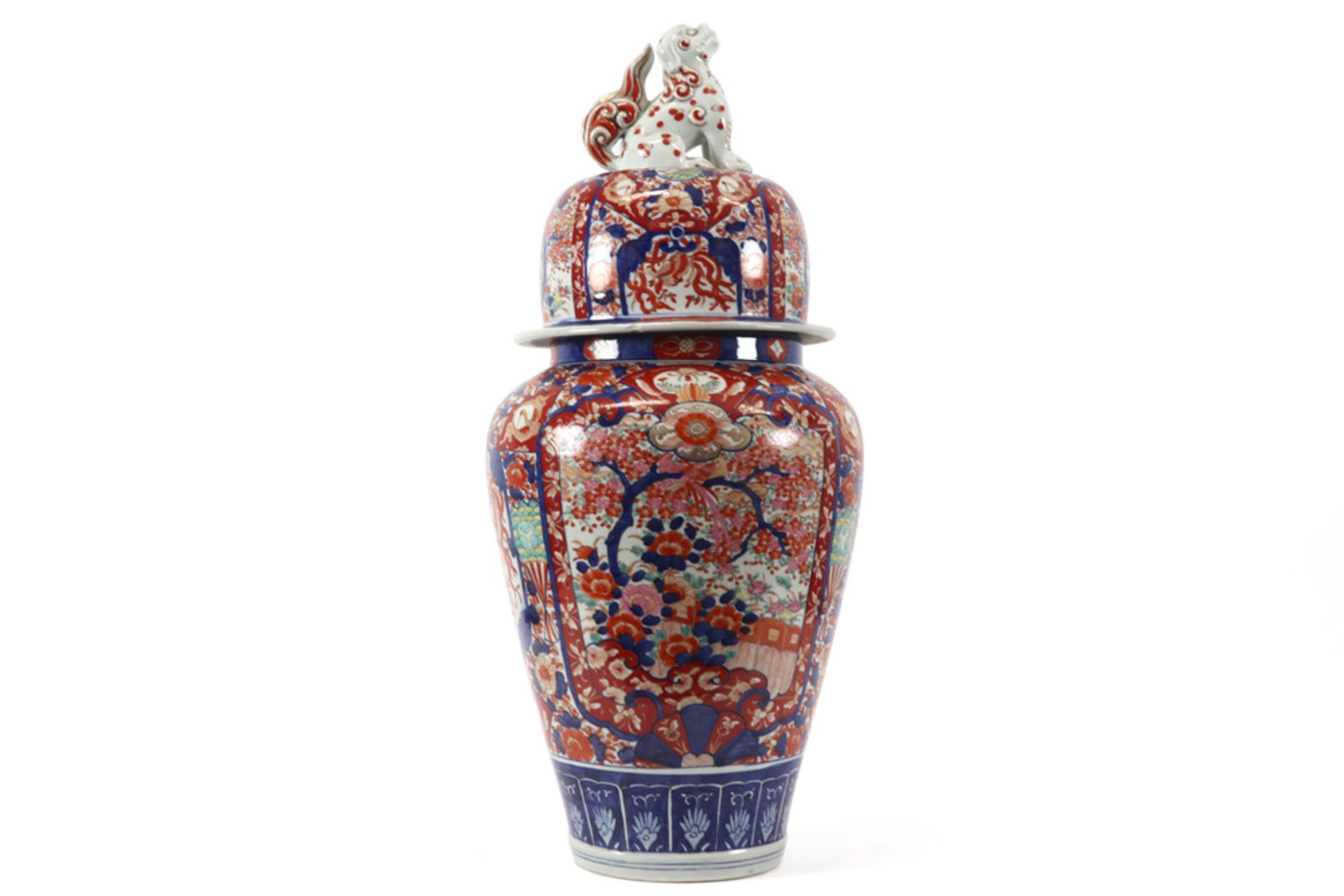 19th Cent. Japanese lidded vase in porcelain with Imari decor ||Vrij grote negentiende eeuwse