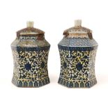 pair of sealed lidded Chinese jars in marked porcelain with a blue-white decor ||Paar "verzegelde"