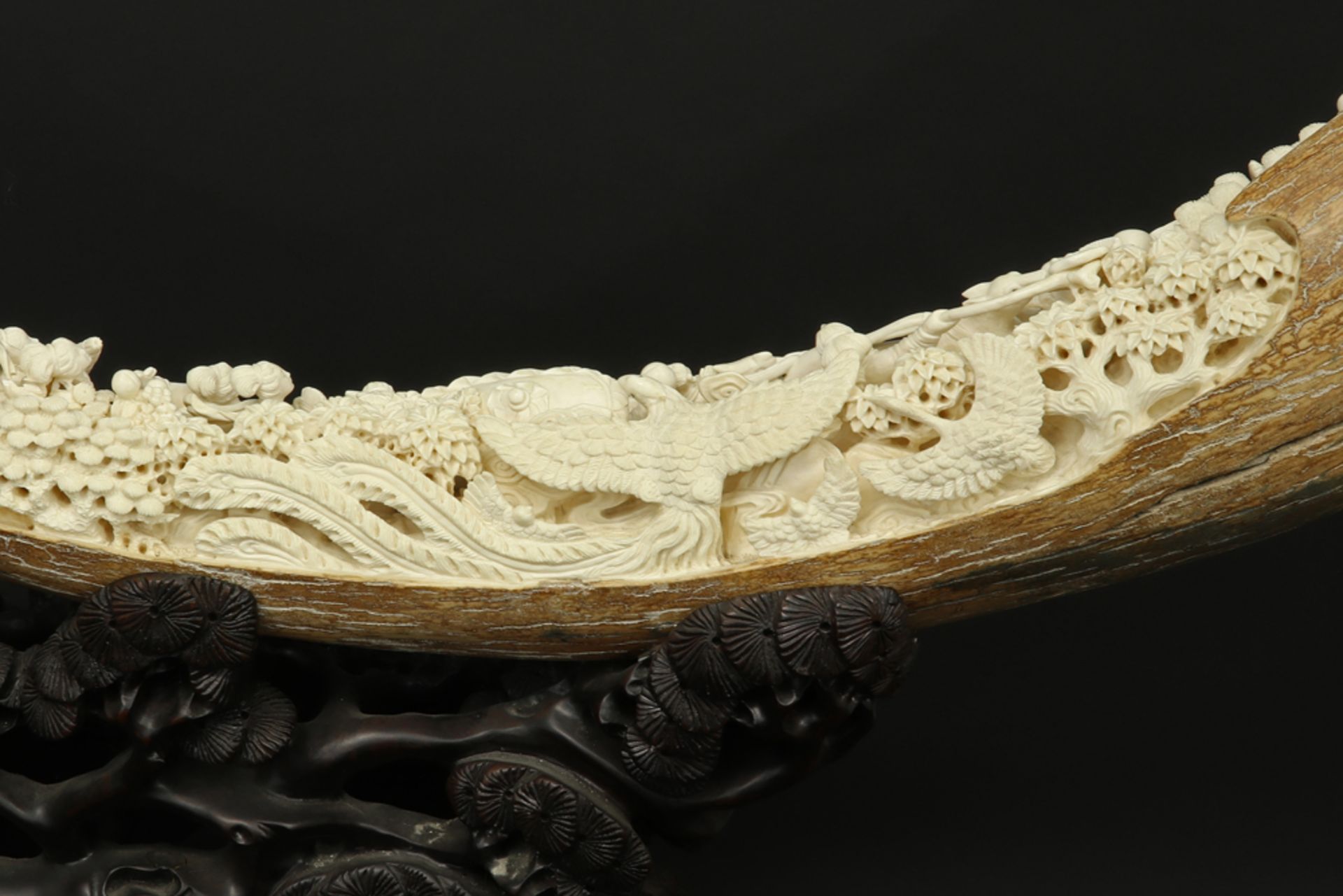 mammoth tusk with a fine Chinese sculpture on its wooden stand ||Chinese fijngebeeldhouwde sculptuur - Image 9 of 9