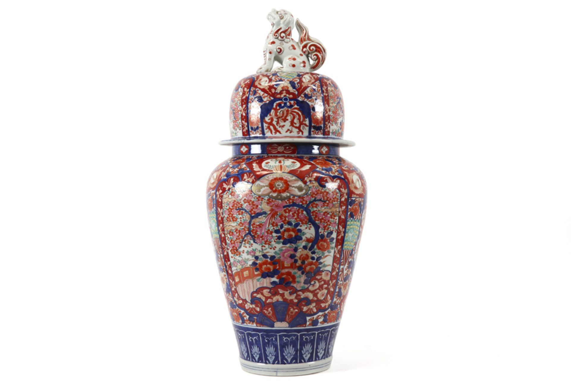 19th Cent. Japanese lidded vase in porcelain with Imari decor ||Vrij grote negentiende eeuwse - Image 3 of 6