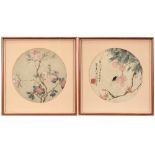 two round Chinese paintings on silk ||Twee ronde Chinese schilderingen op zijde telkens met bloesems