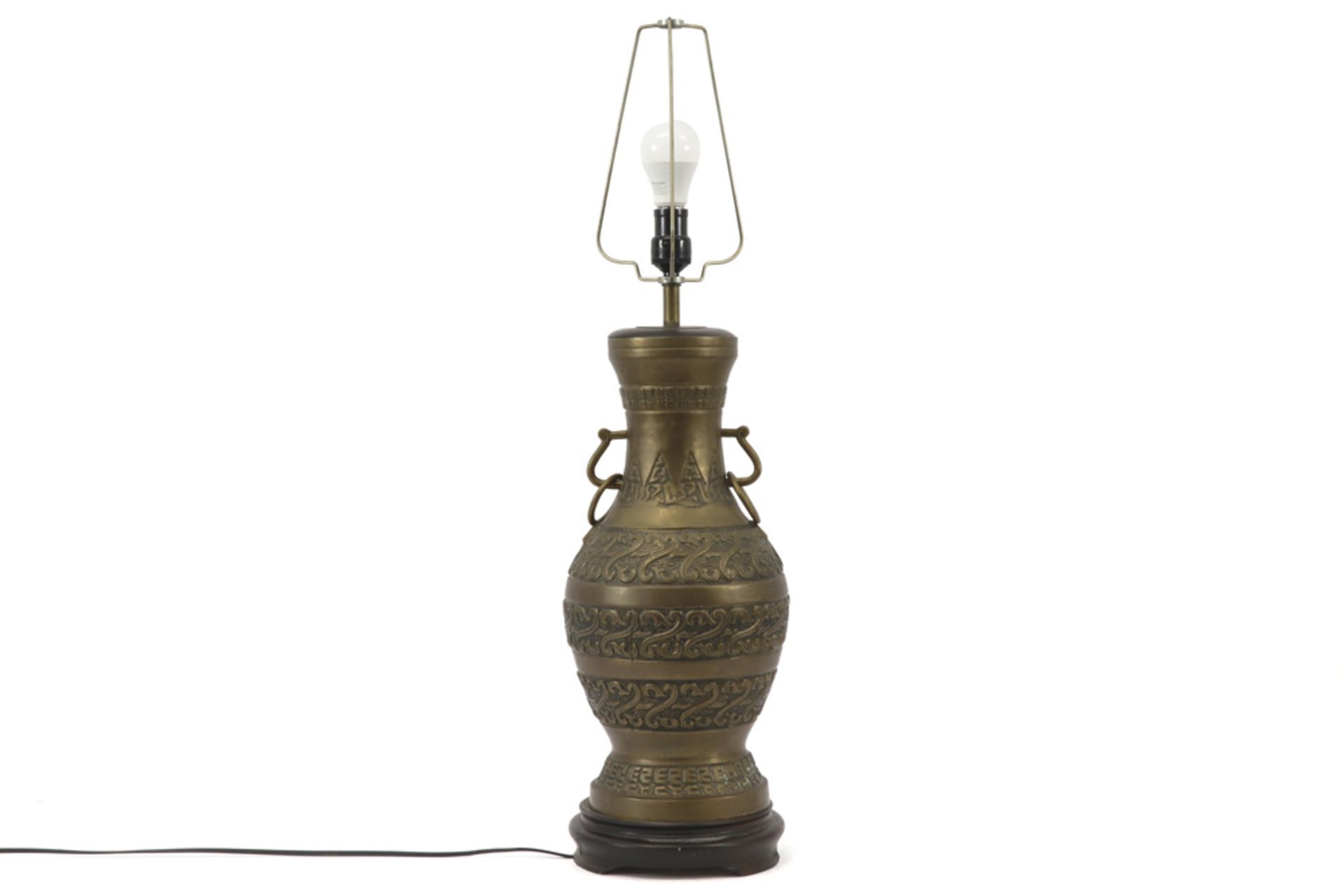 Chinese bronze vase made into a lamp ||Chinese bronzen vaas, gemonteerd als lampevoet - hoogte : - Image 2 of 2