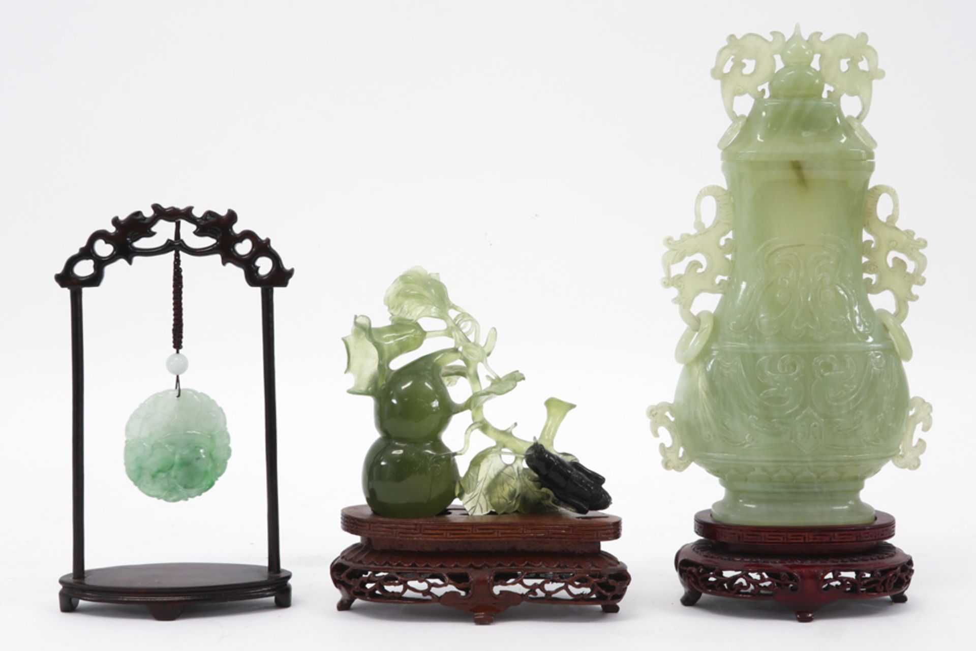 three Chinese jade sculptures ||Lot van drie Chinese sculpturen in jade - hoogtes van 5 tot 23 cm