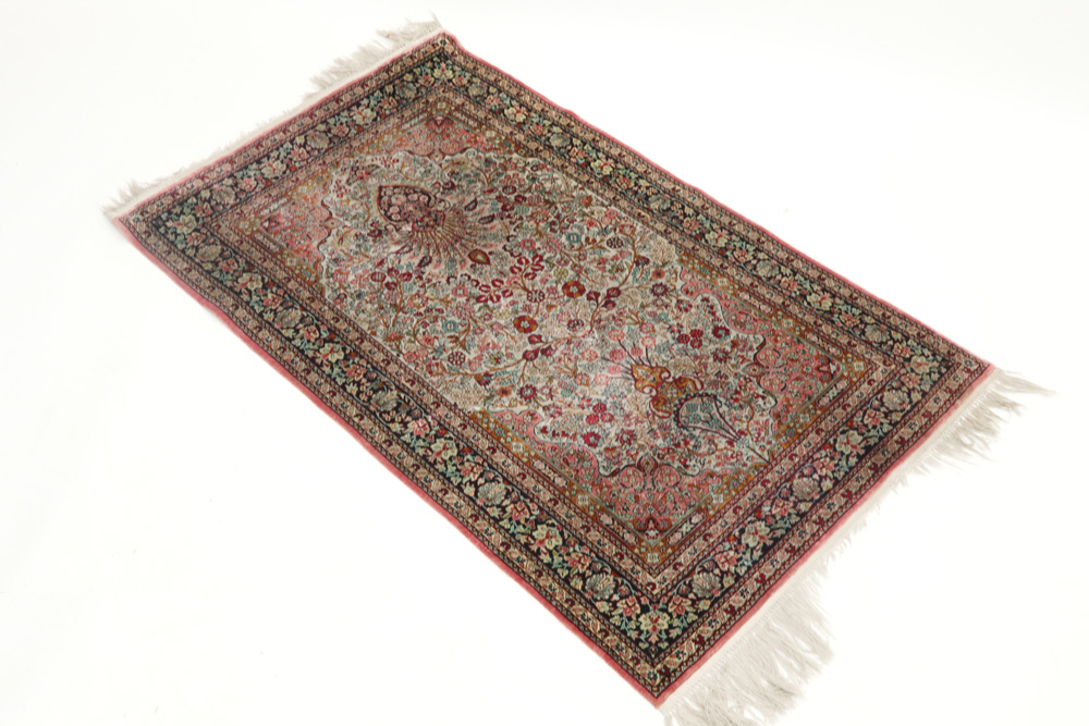 finely knotted Saph - praying rug in silk on silk with typical mihrab ||Fijngeknoopte Saph in