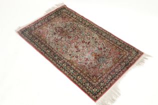 finely knotted Saph - praying rug in silk on silk with typical mihrab ||Fijngeknoopte Saph in