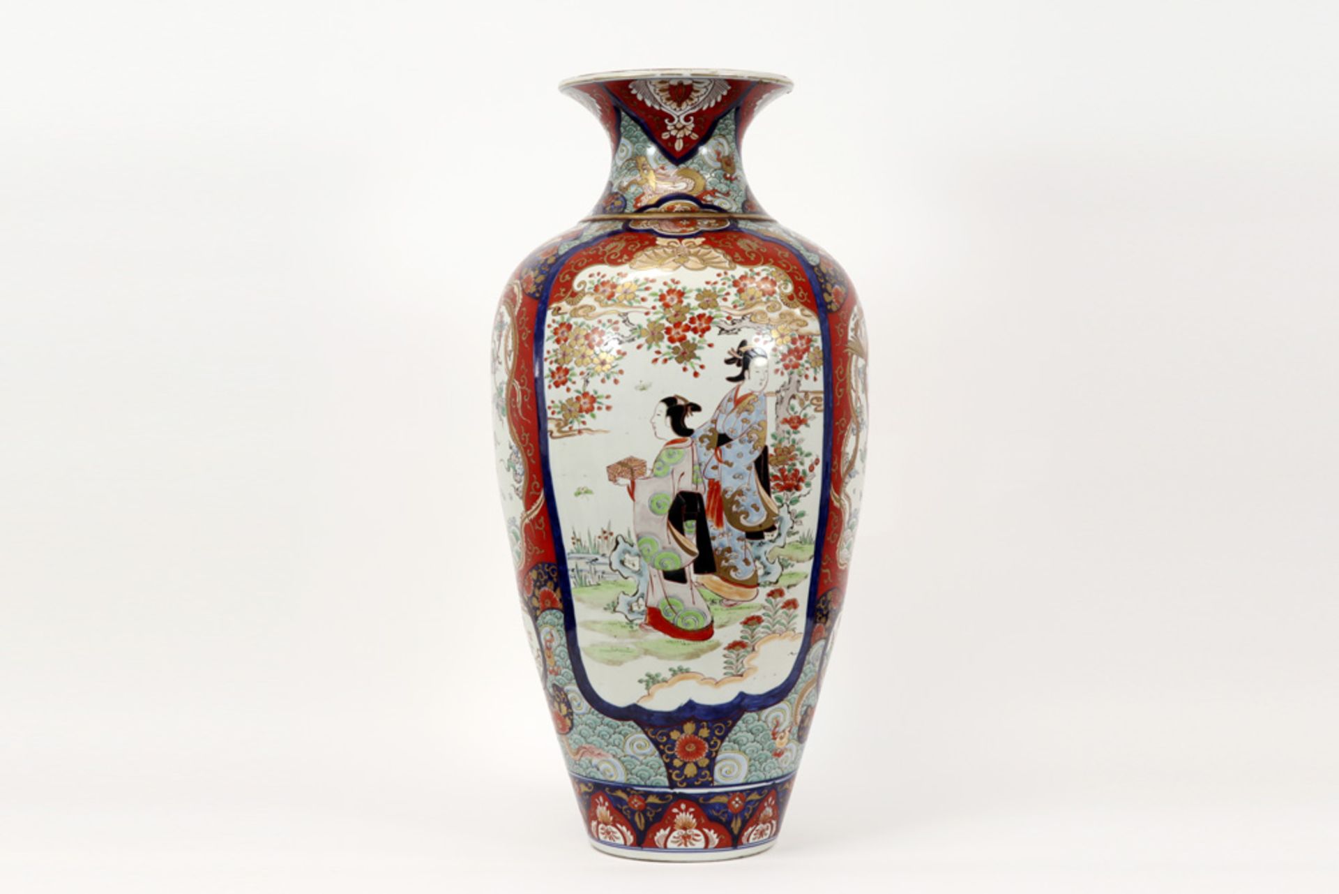 19th Cent. Japanese vase in porcelain ||Negentiende eeuwse Japanse vaas in porselein met een Imari- - Image 3 of 5