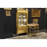 neoclassical display cabinet and small oval table (with marble top) in gilded wood ||Lot (2) van een