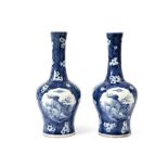 pair of Chinese vases in porcelain with a blue-white decor with temple dogs ||Paar kleine Chinese