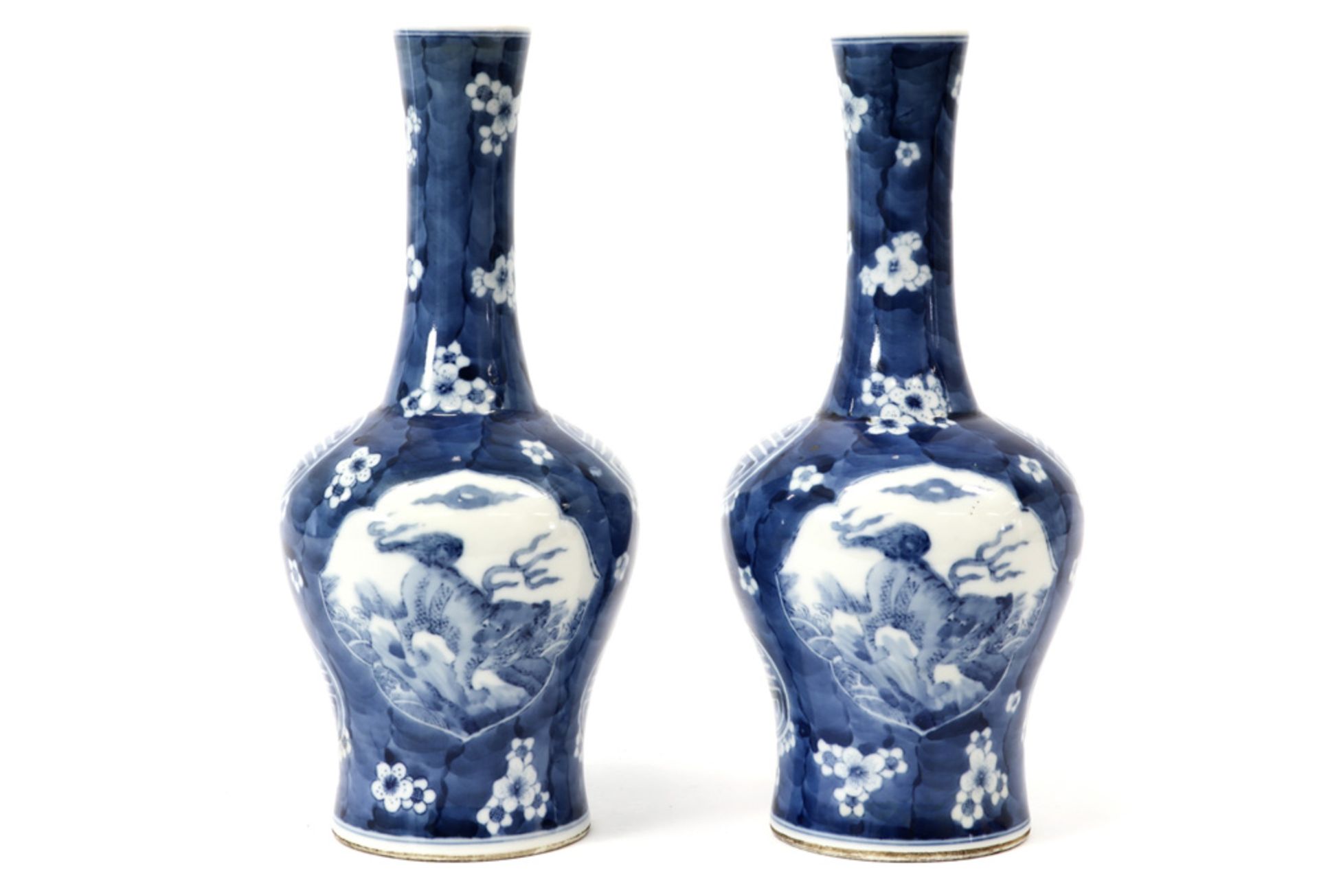 pair of Chinese vases in porcelain with a blue-white decor with temple dogs ||Paar kleine Chinese