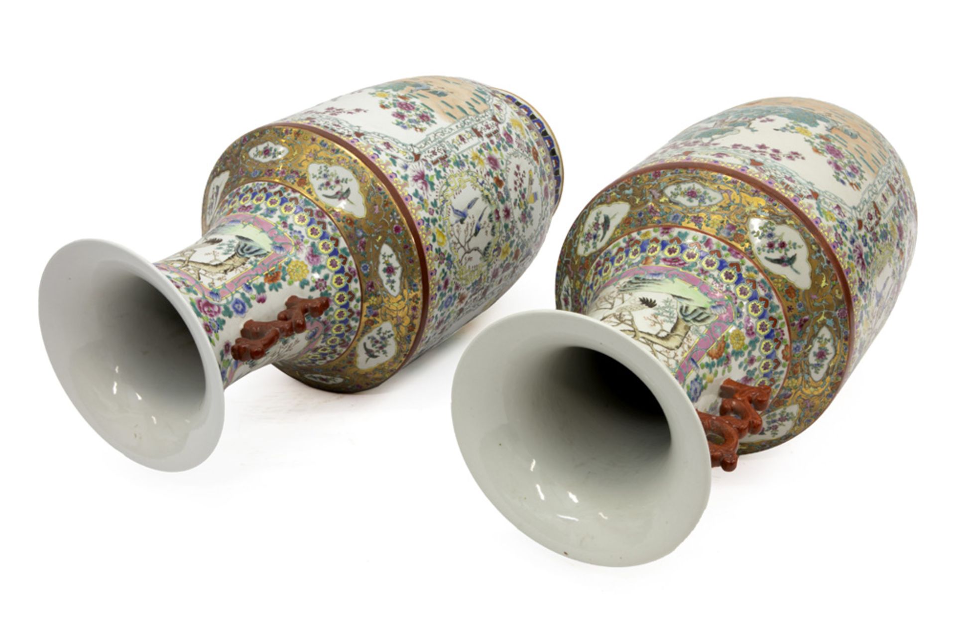 pair of 20th Cent. Chinese vases in porcelain with a polychrome decor with peacocks ||Paar 20ste - Image 3 of 4