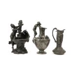three Art Nouveau items in pewter of which two are signed ||Lot van drie Art Nouveau-objecten in tin