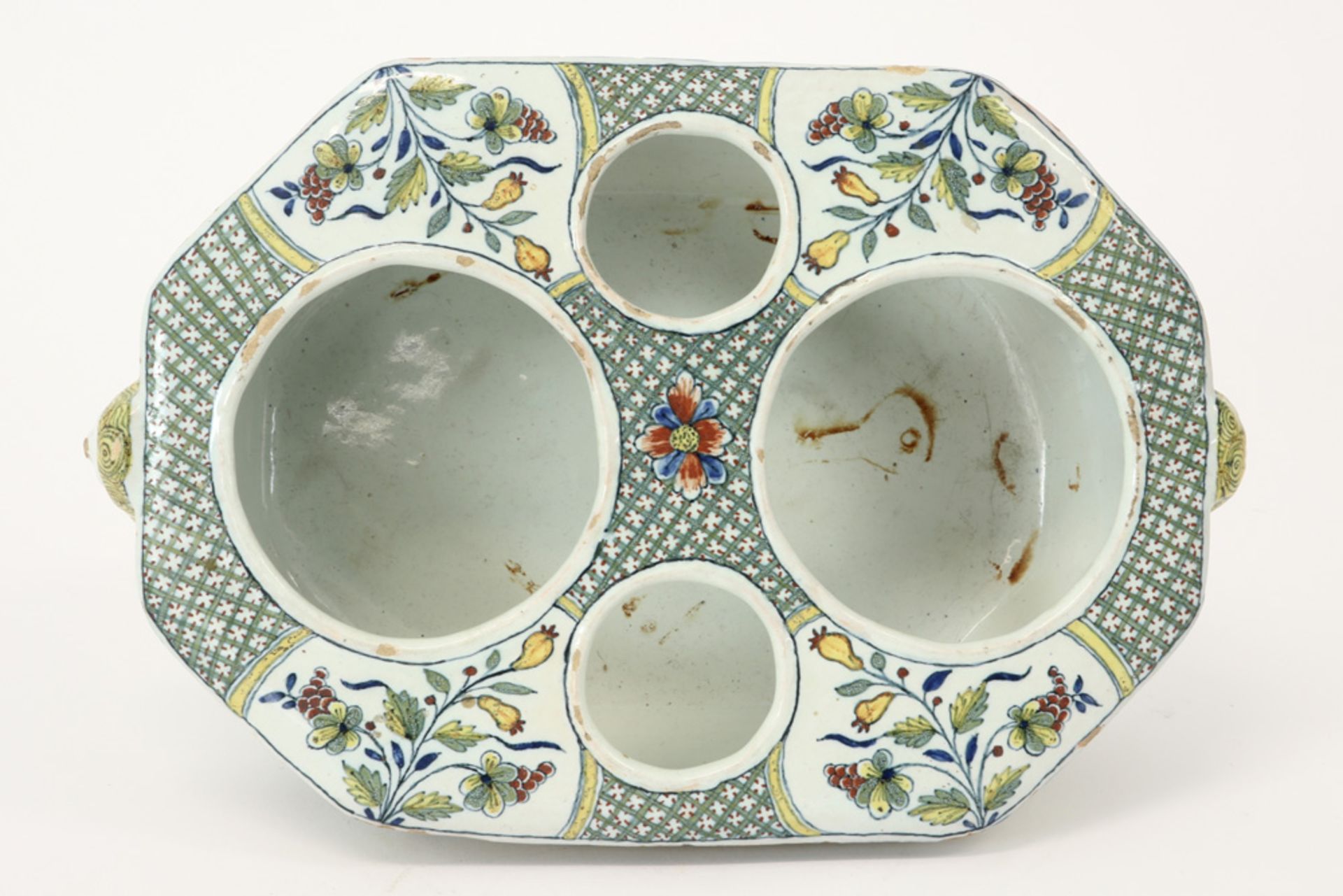 bottom of a cruetset in ceramic from Rouen with a polychrome Chinese-style decor ||Antiek Frans - Image 4 of 5
