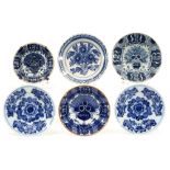 six 18th Cent. plates (amonst which a pair) in ceramic from Delft with a blue-white decor ||Lot