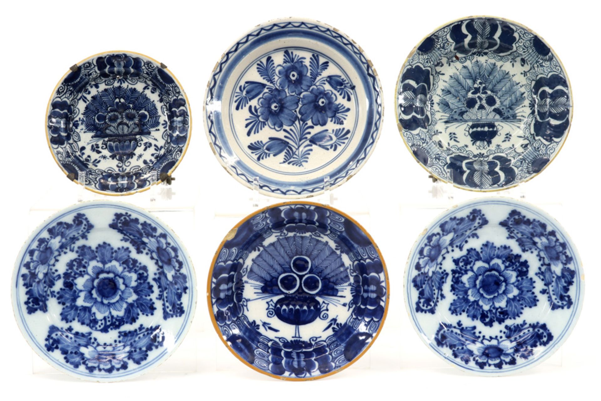 six 18th Cent. plates (amonst which a pair) in ceramic from Delft with a blue-white decor ||Lot