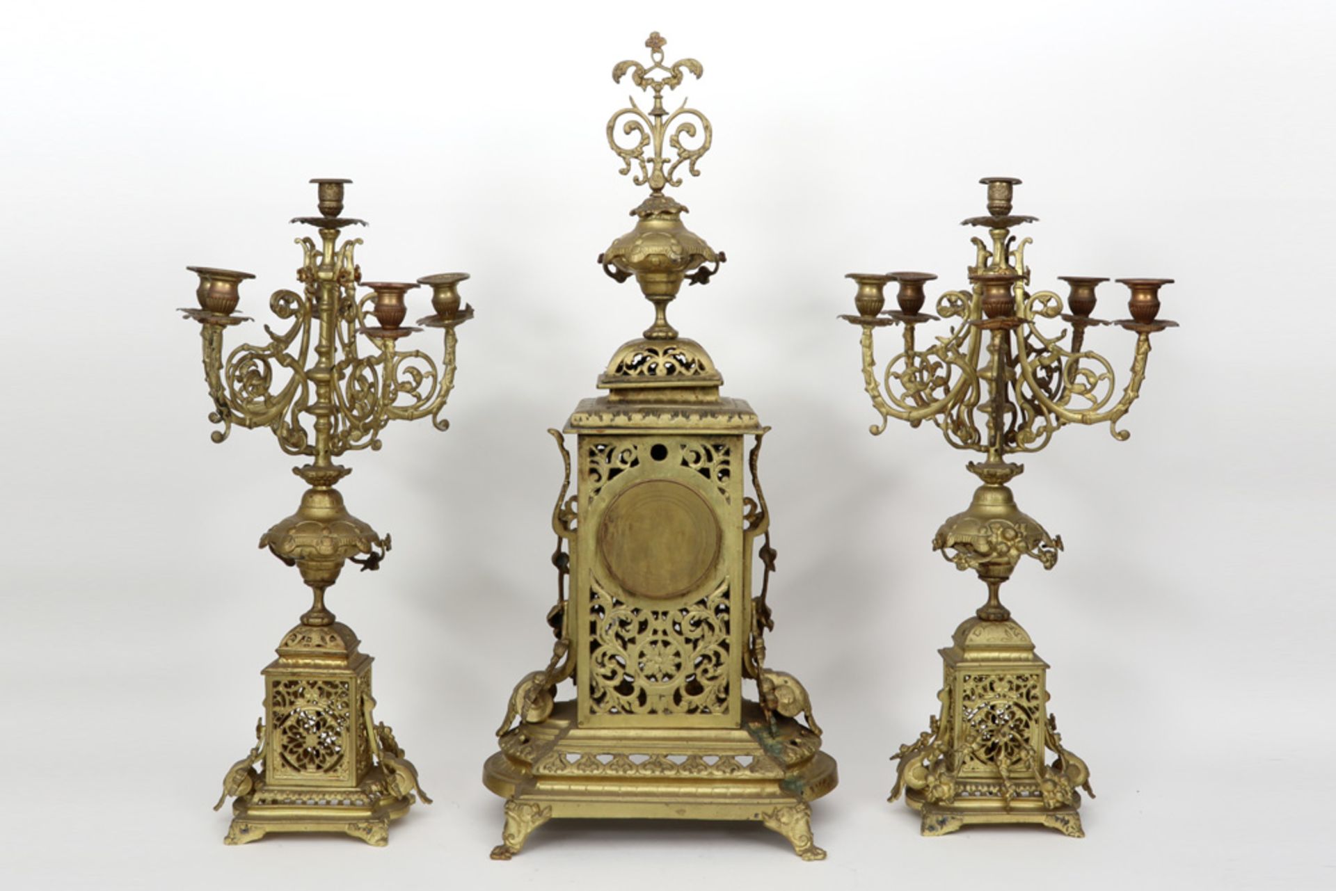 antique brass garniture with a pair of candelabra and a clock || Antieke driedelige - Image 2 of 2