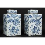 pair of Chinese vases (with square base) in porcelain with blue-white decor || Paar Chinese vazen