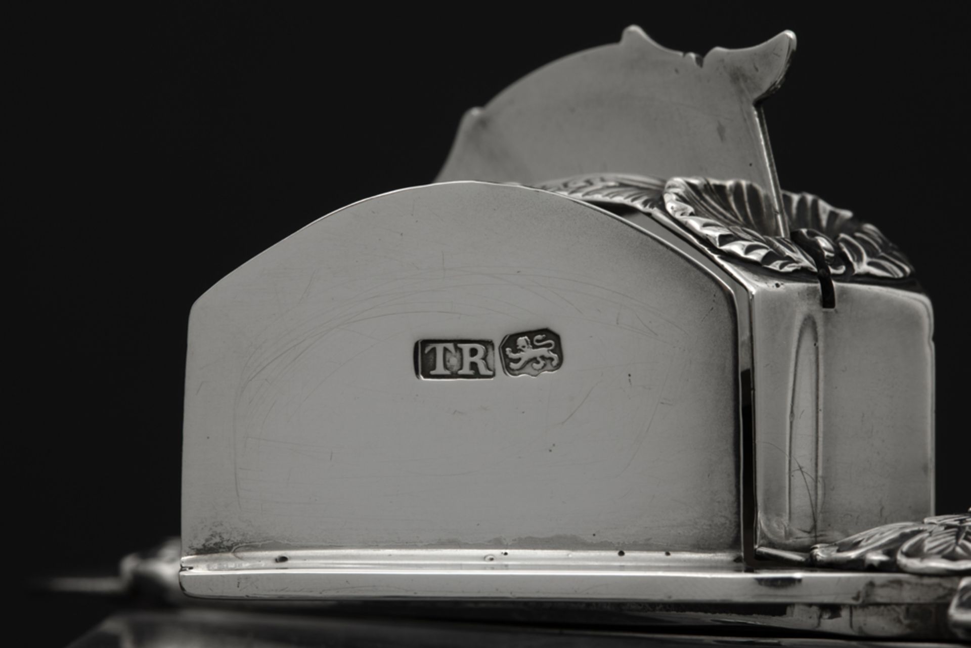 antique scissor-shaped candle snuffer in marked silver || Antieke schaarvormige Engelse - Image 4 of 4