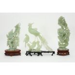 three Chinese sculptures in jade with birds || Lot van drie Chinese sculpturen in jade, telkens