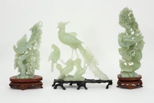 three Chinese sculptures in jade with birds || Lot van drie Chinese sculpturen in jade, telkens