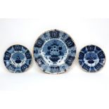 two plates and a dish in 18th Cent. ceramic from Delft with a blue-white decor || Lot (3) achttiende