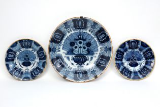 two plates and a dish in 18th Cent. ceramic from Delft with a blue-white decor || Lot (3) achttiende