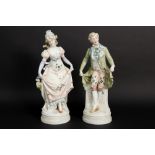 pair of figures in biscuit-porcelain || Paar bibelots van een dame en een heer in biscuit - hoogte :