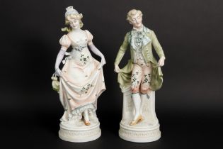 pair of figures in biscuit-porcelain || Paar bibelots van een dame en een heer in biscuit - hoogte :