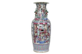 antique Chinese vase in porcelain with a 'Famille Rose' decor with figures || Antieke Chinese vaas