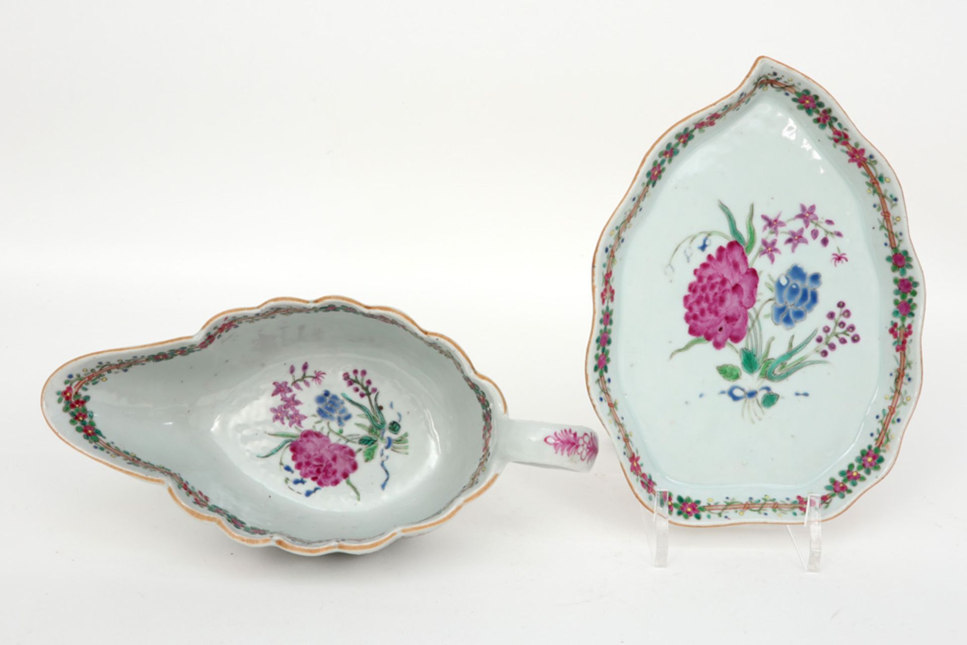 18th Cent. Chinese set of sauce boat and its tray in porcelain with a floral 'Famille Rose' decor || - Image 2 of 4