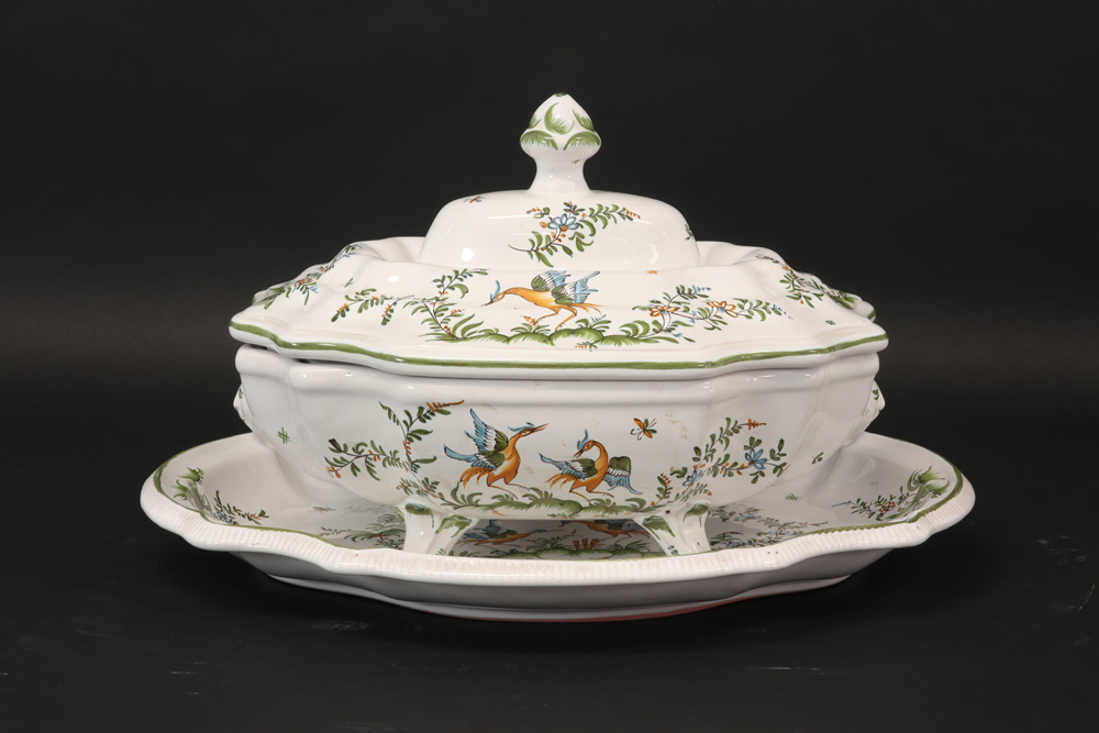 French tureen on plate in ceramic from Moustiers || Gedekselde terrine op schaal in faïence van