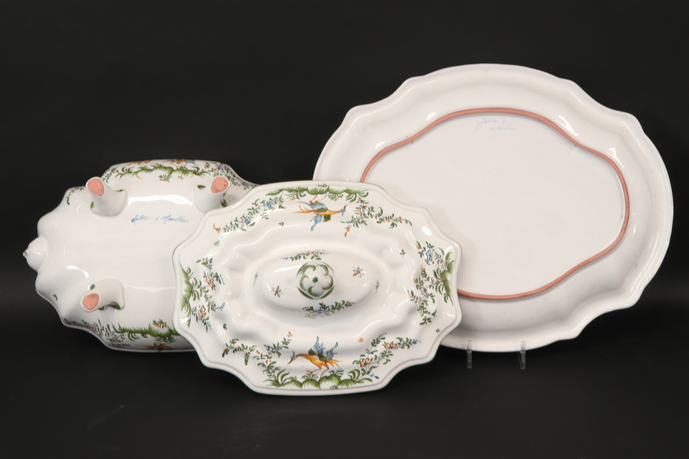 French tureen on plate in ceramic from Moustiers || Gedekselde terrine op schaal in faïence van - Image 5 of 6