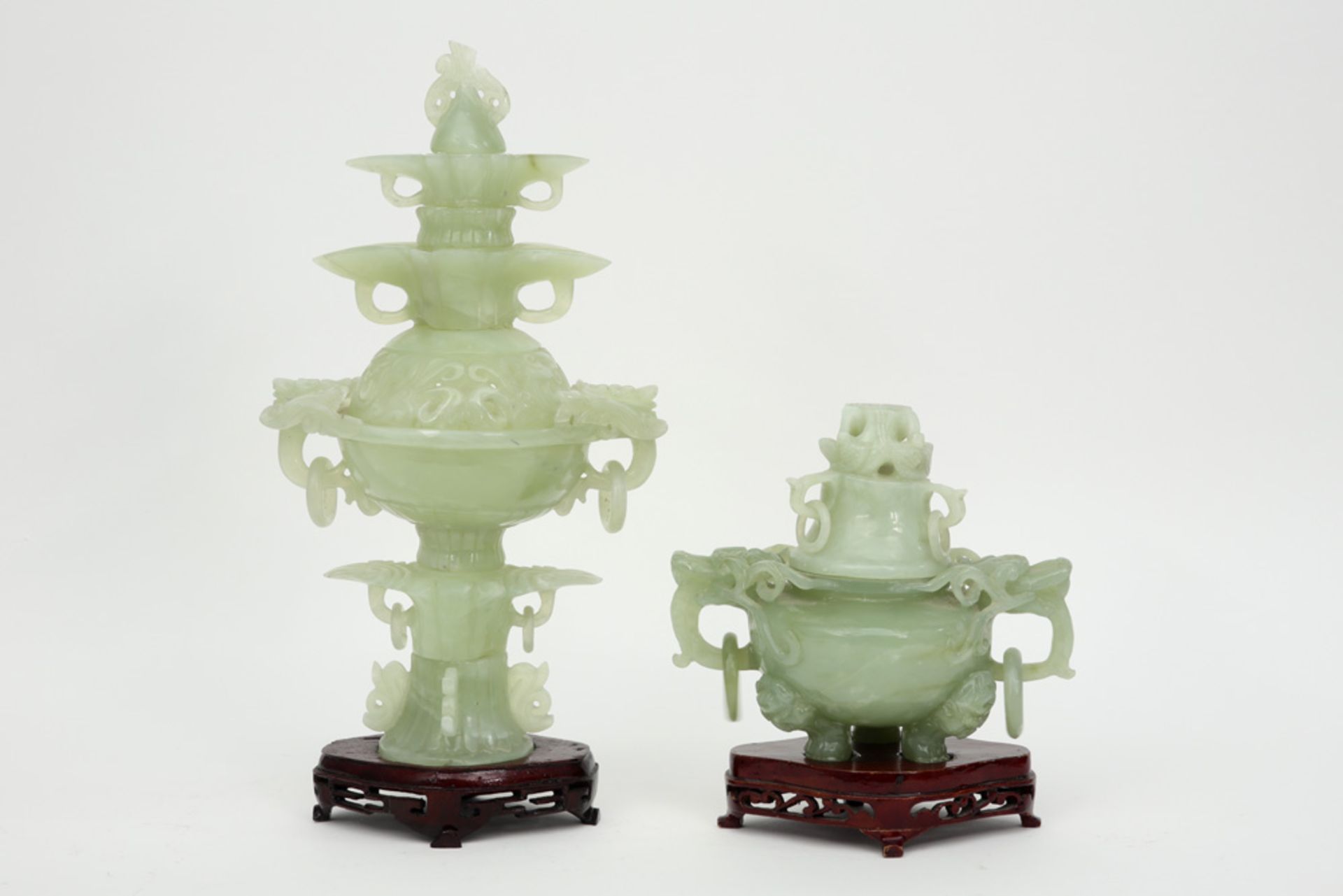 two Chinese sculptures in jade || Lot van twee Chinese sculpturen in jade, telkens met de - Image 2 of 4
