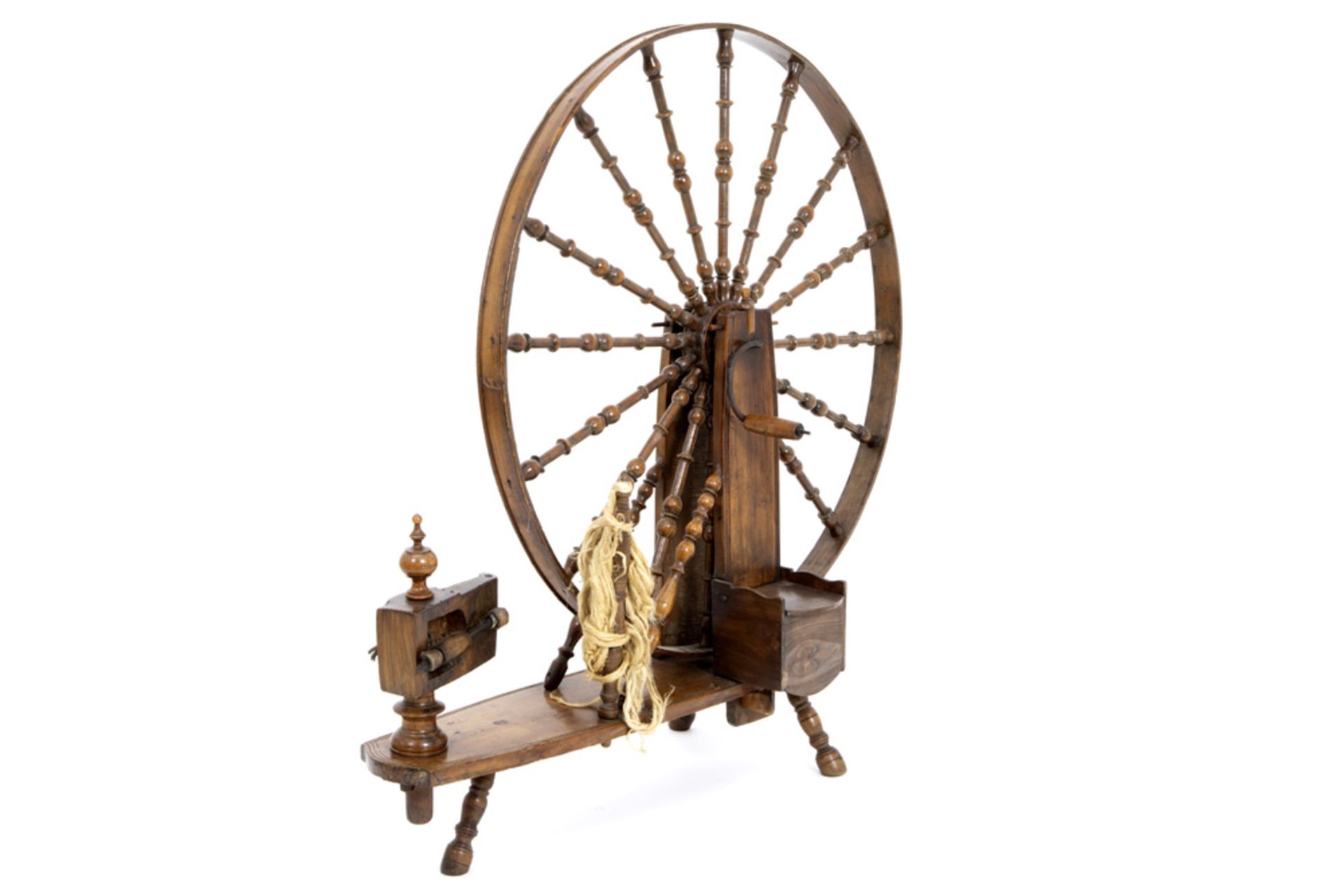 antique spinning wheel || Antiek spinnewiel - hoogte : 108 cm - Bild 2 aus 2