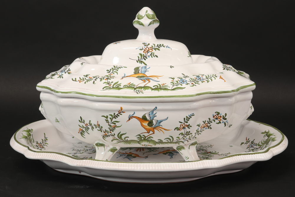 French tureen on plate in ceramic from Moustiers || Gedekselde terrine op schaal in faïence van - Image 2 of 6