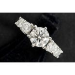 ring in white gold (18 carat) with a 0,90 carat very high quality brilliant cut diamond, flanked