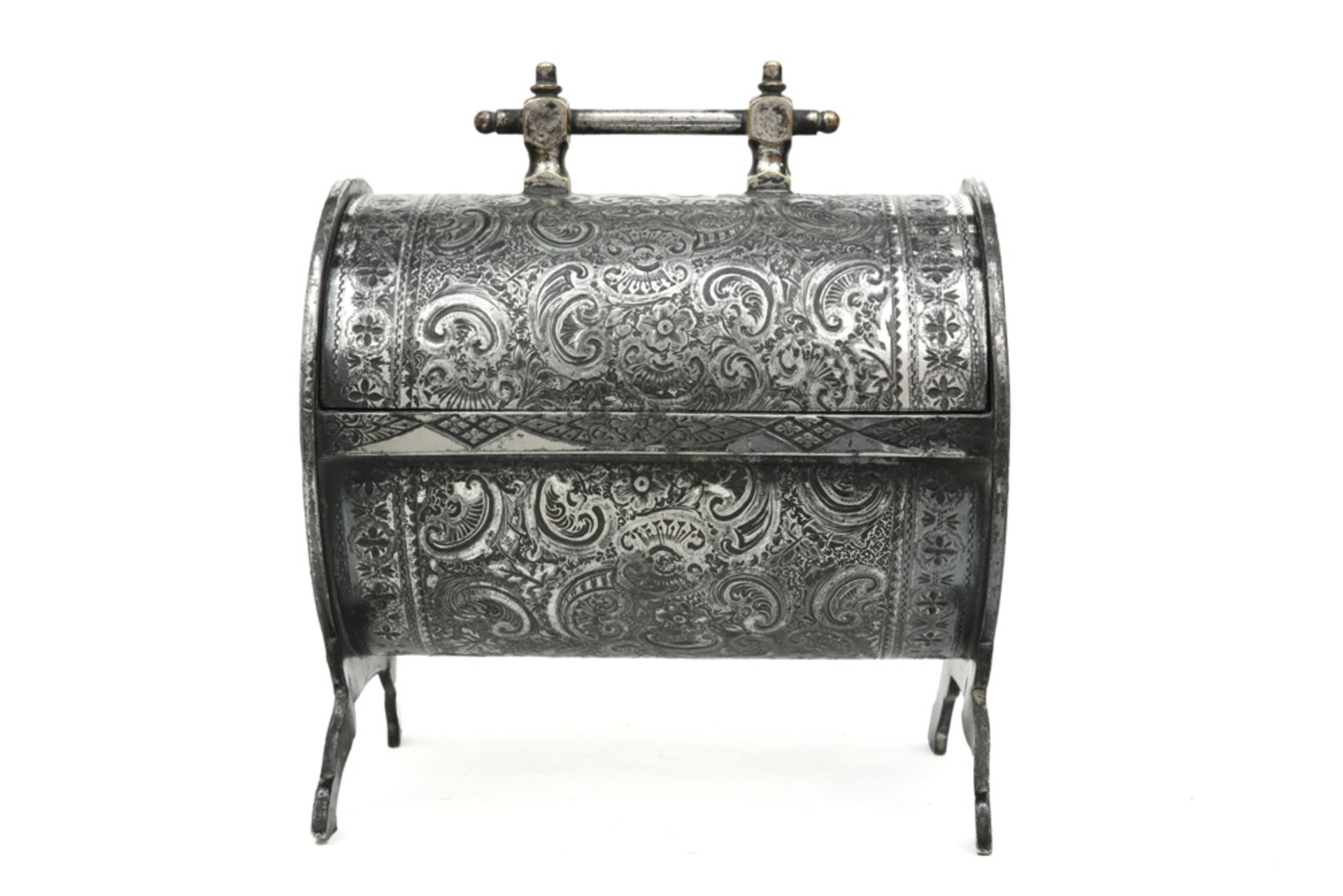 small silverplated box with an ingraved decor || Tonvormig kistje in verzilverd metaal met een - Image 4 of 8