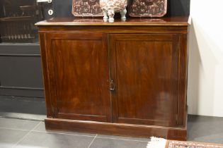 antique English sideboard/bookcase in mahogany || Antieke Engelse dresse in acajou met twee deuren