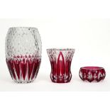 3 pieces of Belgian VSL crystal amongst which two vases || Lot van drie stuks geslepen deels rood