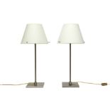 pair of design table lamps in metal with glass shades || Paar design schemerlampen in metaal met