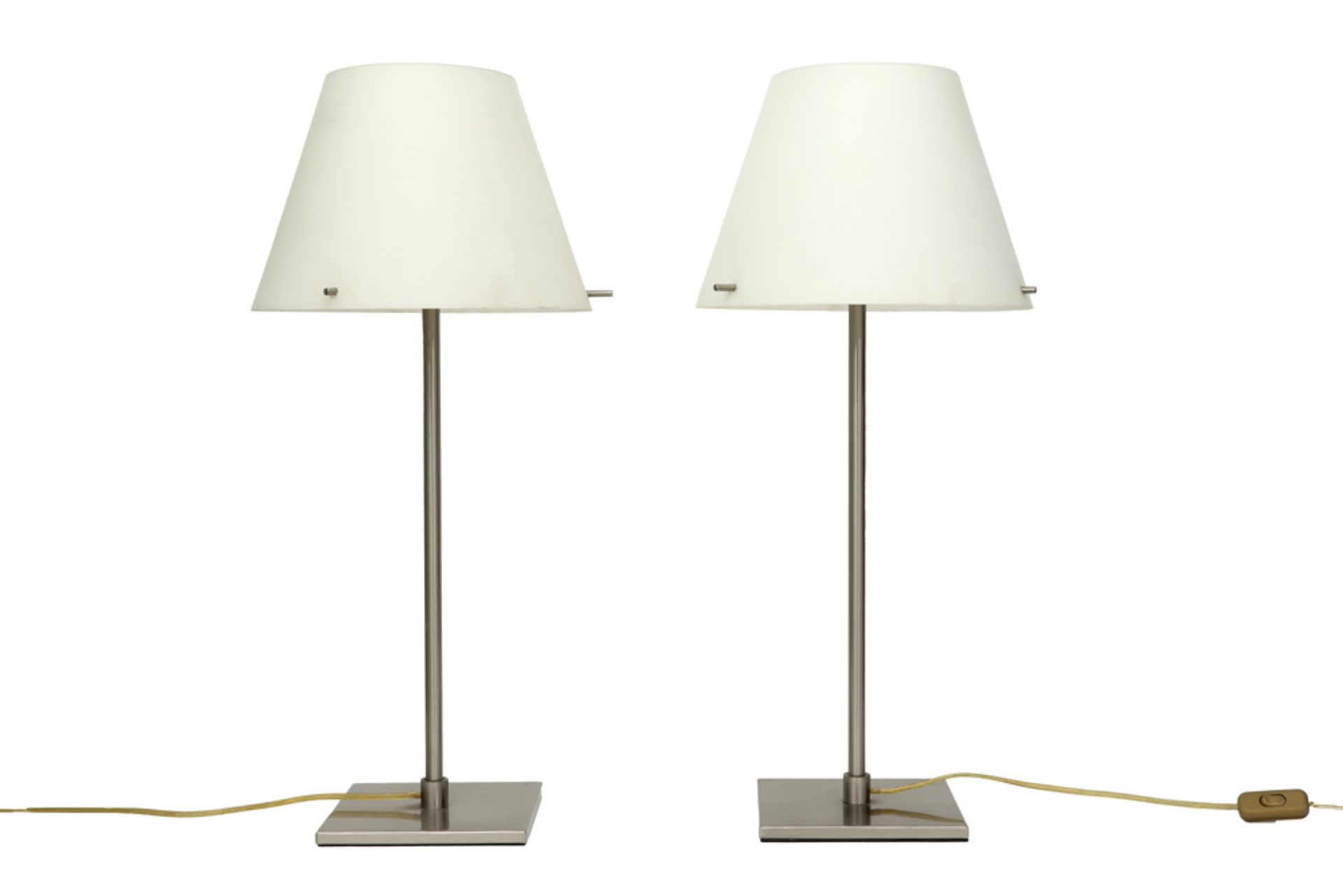 pair of design table lamps in metal with glass shades || Paar design schemerlampen in metaal met