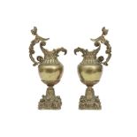 pair of antique bronze jugshaped ornamental pieces || Paar antieke kruikvormige sierstukken in brons