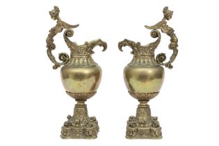 pair of antique bronze jugshaped ornamental pieces || Paar antieke kruikvormige sierstukken in brons