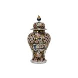 antique lidded vase in Samson porcelain with openwork and with an Imari decor || Antieke