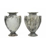 pair of old garden vases in enamelled cast iron || Paar oude tuinvazen met twee grepen in